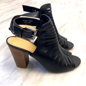 Black shoes brown heel